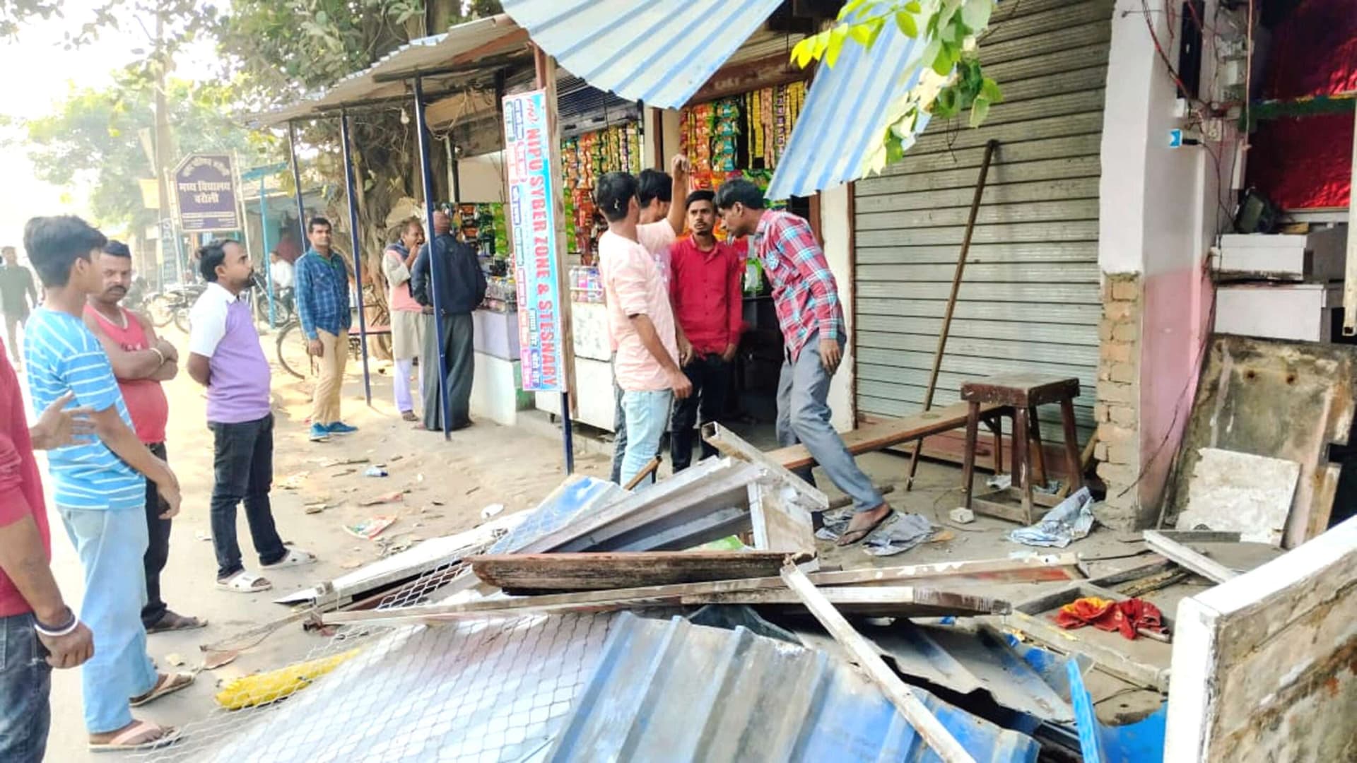 प्रशासनिक उद्घोषणा के बाद दुकानदार खुद ही हटाने में जुट गये अवैध कब्जा