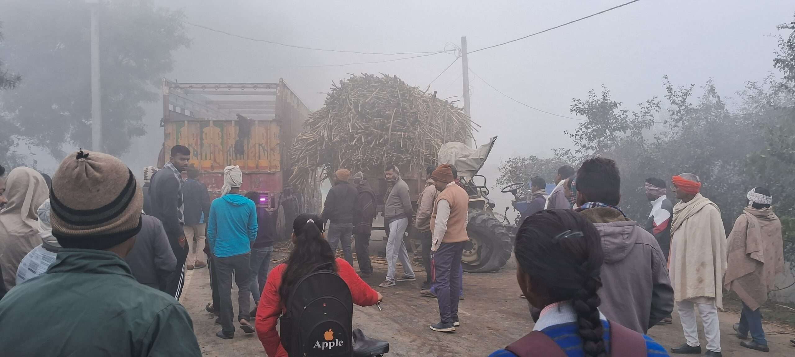 घने कोहरे में ट्रक-ट्रैक्टर की आमने-सामने हुई टक्कर, बाल-बाल बचे चालक