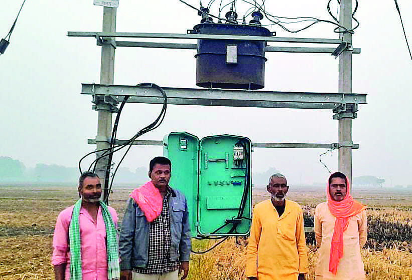 Buxar News : फ्यूज-स्विच के बिना चल रहा ट्रांसफॉर्मर, किसानों की जान पर मंडरा रहा खतरा