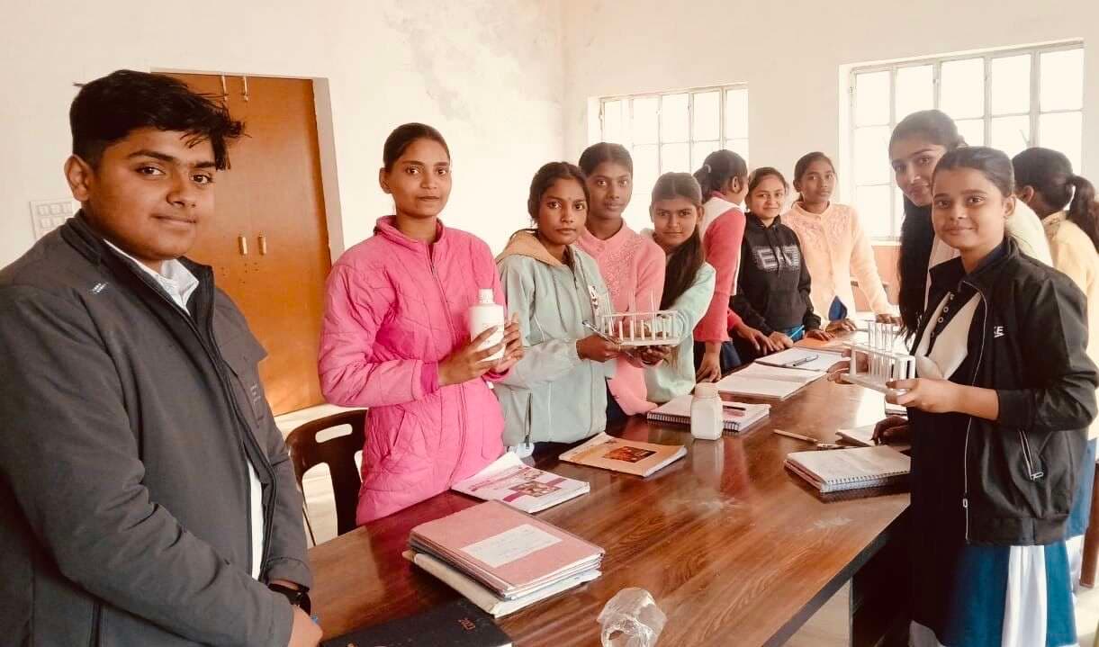 छात्राओं को हाइड्रोजन और फिटकरी के रासायनिक सूत्रों की दी गयी जानकारी