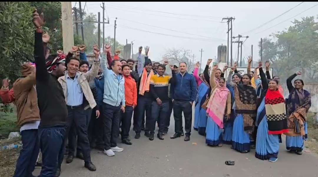 संडे बंद करने के विरोध में कोल कर्मियों ने किया प्रदर्शन
