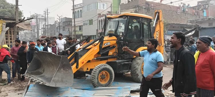 hajipur news. महुआ में दूसरे दिन भी अतिक्रमण पर चला बुलडोजर