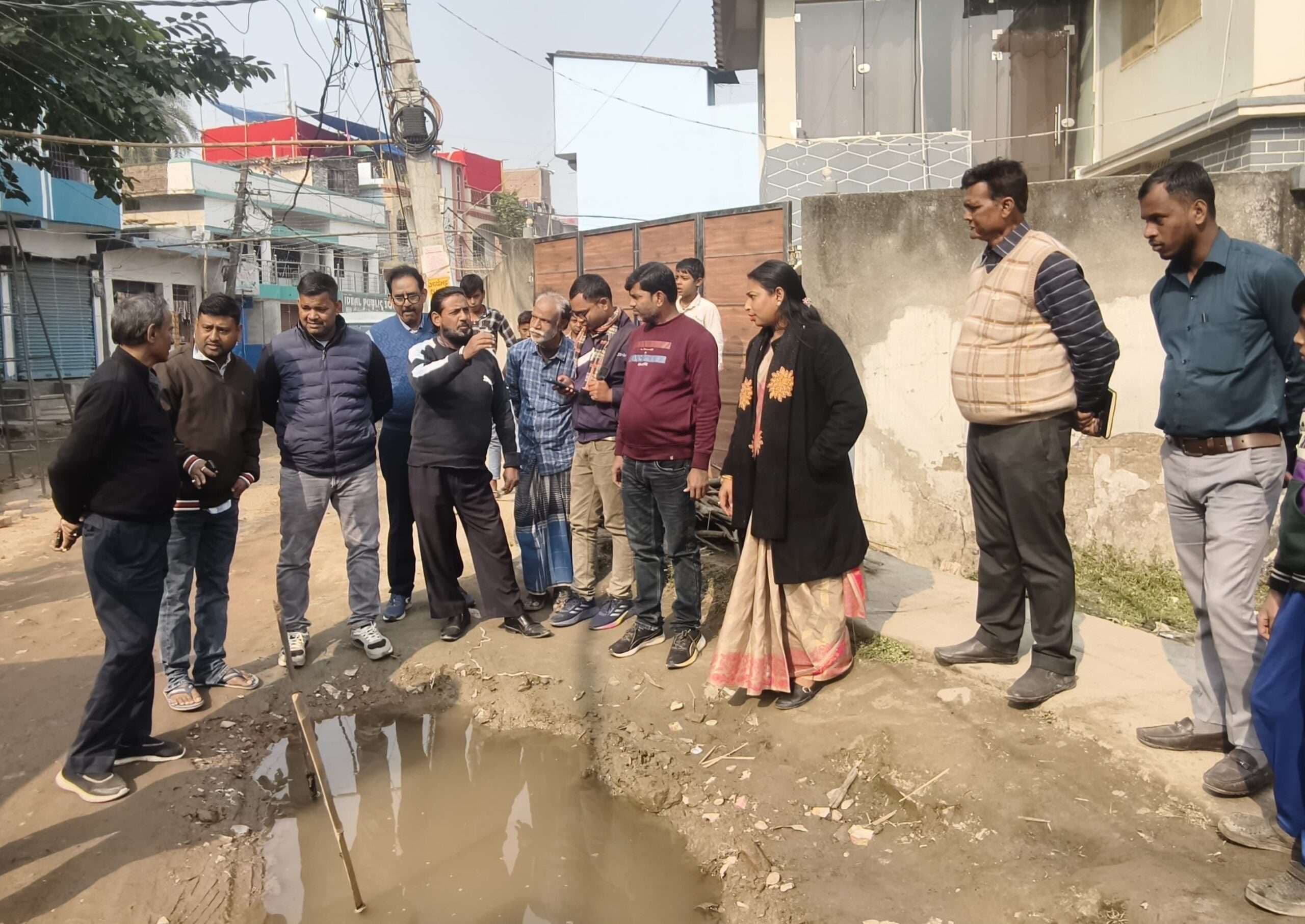 hajipur news. सभापति ने बुडको के जीएम को दिखाये नल-जल के अधूरे काम, गुणवत्ता के साथ पूरा करने कहा