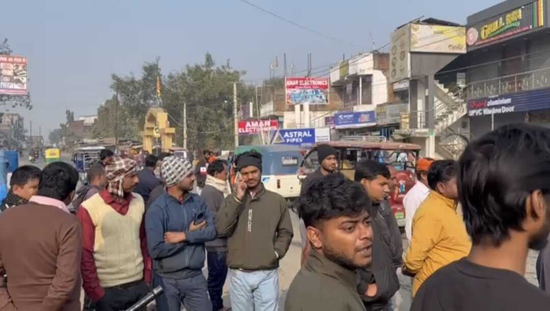 हाइवा के धक्के से मवेशी की मौत, ग्रामीणों ने किया रोड जाम