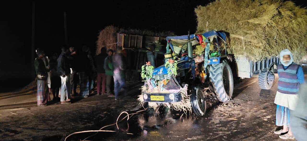 हादसा : पुआल लोड दो ट्रैक्टर टकराये, दो घायल
