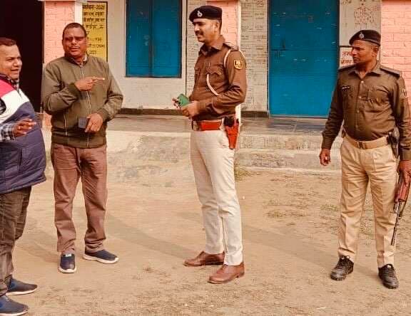 स्कूलों के आसपास मटरगश्ती पर सख्ती, पुलिस ने युवकों को लगायी फटकार