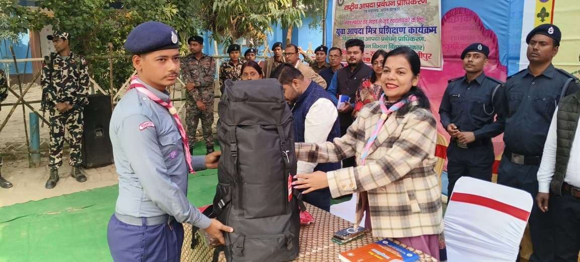 hajipur news. मुश्किल समय में सहायता करने वाली सशक्त टोली है युवा आपदा मित्र : डीएम