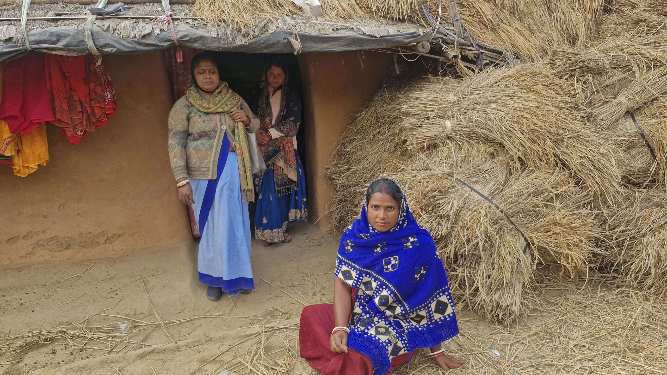 मिट्टी के घर में संचालित है केंद्र, तालाब से हादसे का डर