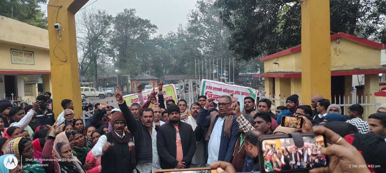 Bokaro News : विस्थापितों के हक को लेकर आंदोलन Bokaro News : विस्थापितों के हक को लेकर आंदोलन