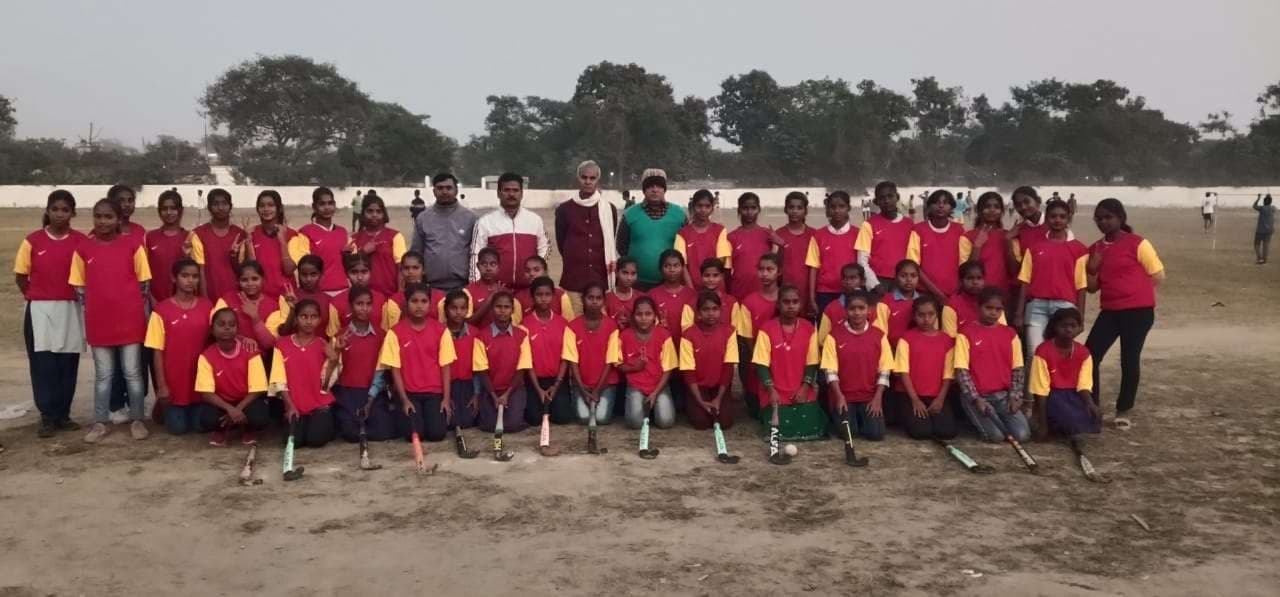 एसजीएफआई विद्यालयी हॉकी अंडर 14 व 19 के लिए बालिका टीम हुई रवाना