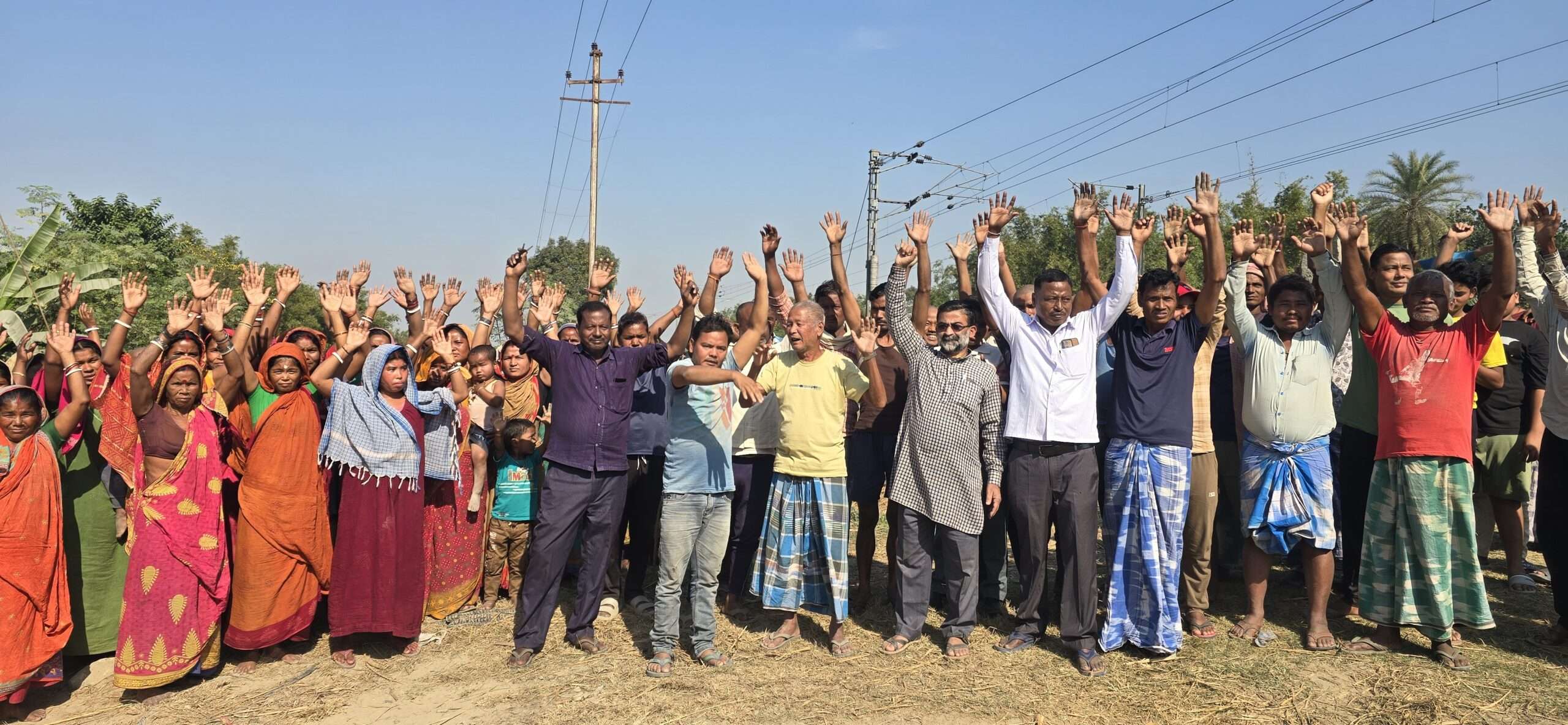 रेलवे के बैरीकेडिंग से आवागमन में असुविधा, ग्रामीणों ने किया प्रदर्शन