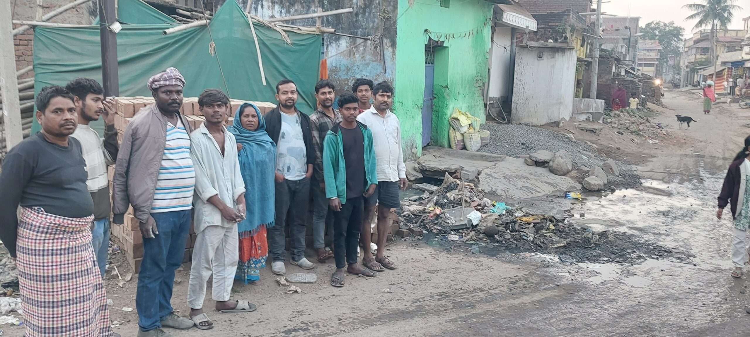 सड़क पर नाले का पानी बहने से मोहल्लेवासी परेशान