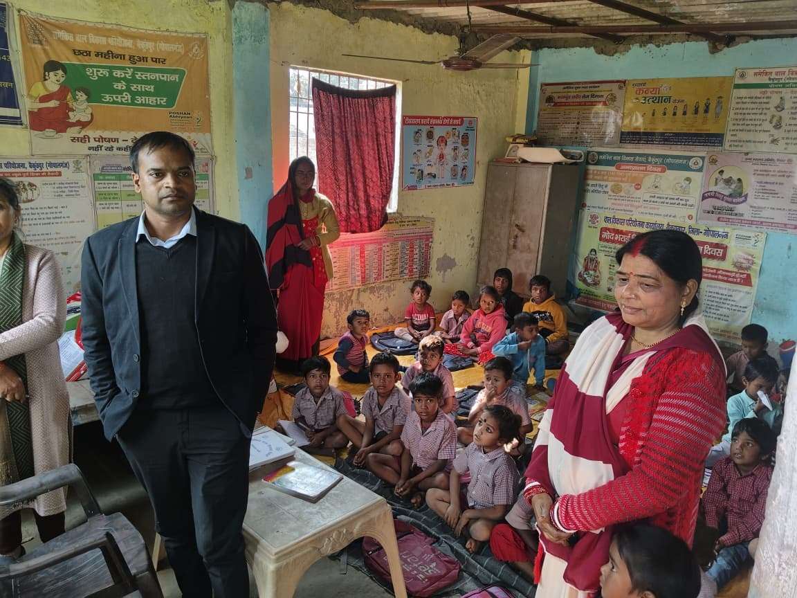 बैकुंठपुर में उपनिदेशक ने किया आंगनबाड़ी केंद्रों का निरीक्षण