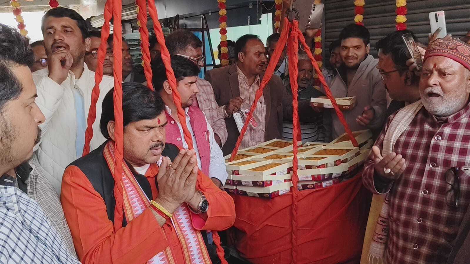 विधायक मिथिलेश तिवारी का भोरे में हुआ भव्य स्वागत, समर्थकों ने लड्डू से तौला