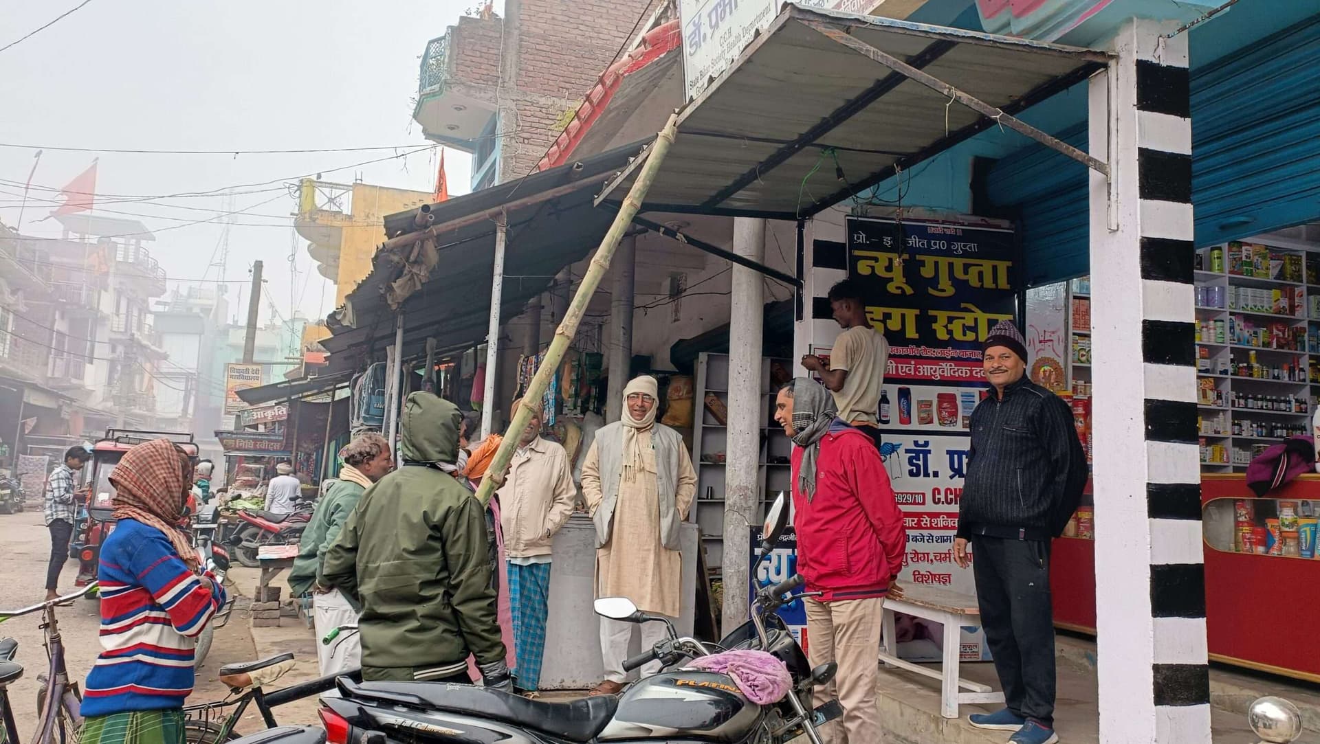 लाइन बाजार में पैमाइश होते ही सरकारी जमीन से अवैध कब्जा हटाने लगे लोग