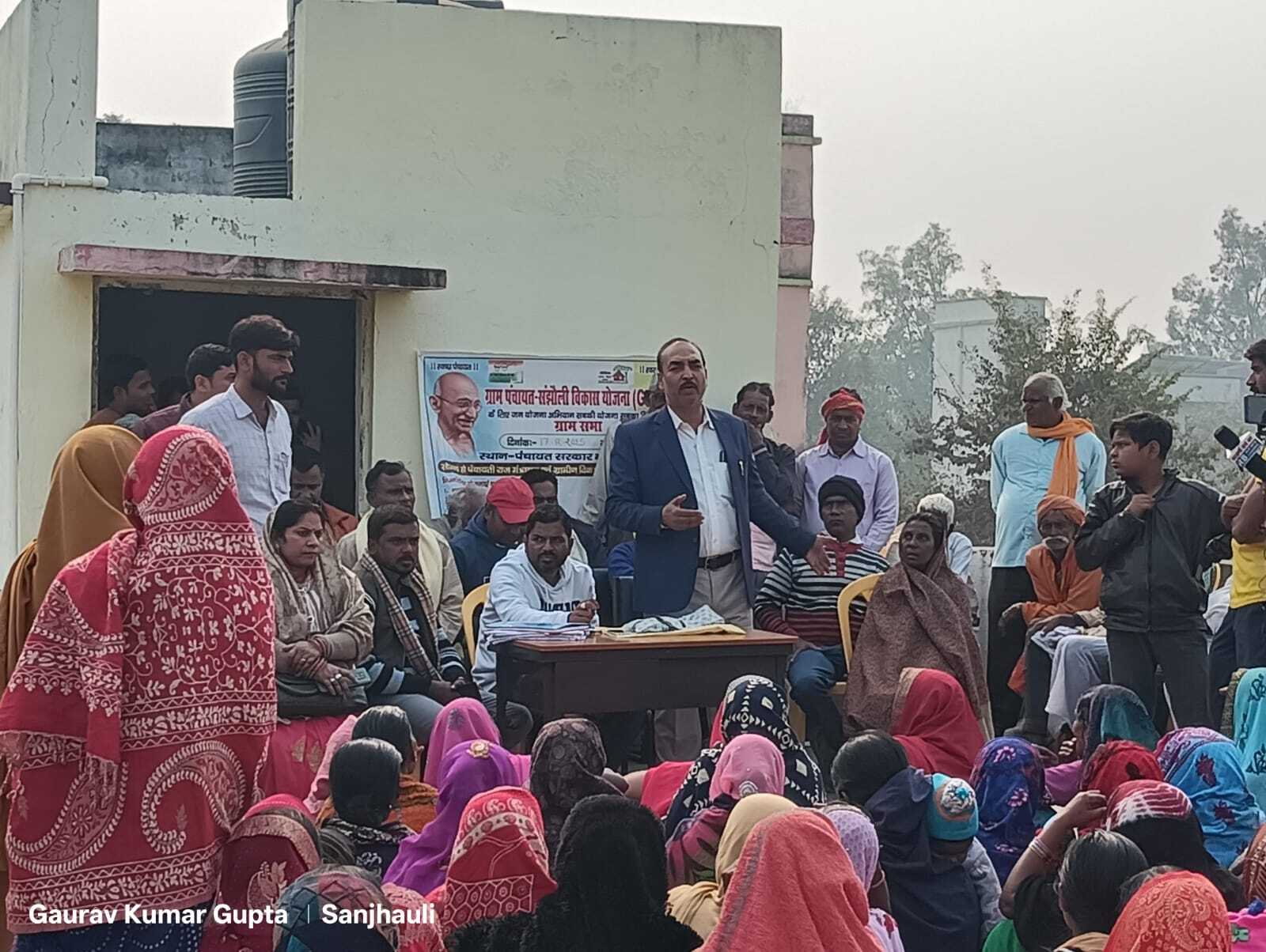 सभा से अधिकारी अनुपस्थिति, लोगों का फूटा गुस्सा,