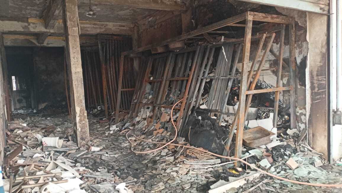 दिघवा दुबौली में हार्डवेयर दुकान में लगी भीषण आग, नकद समेत लाखों की संपत्ति का नुकसान