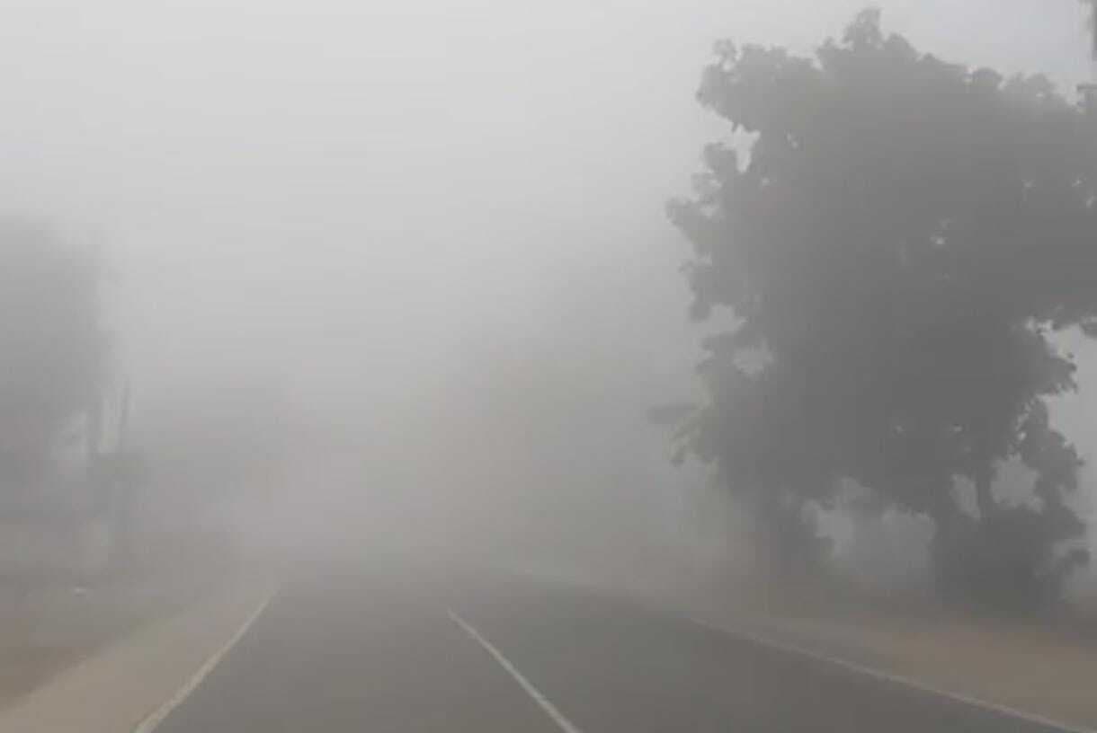 घने कोहरे की चपेट में रहा शहर, दृश्यता रही शून्य