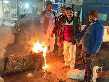 हनवारा में ठंड से राहत के लिए की गयी अलाव की व्यवस्था