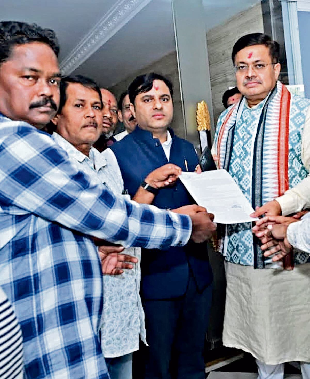 Jharsuguda News : धान बिक्री की अव्यवस्था दूर करने की मांग, मंत्री को सौंपा ज्ञापन