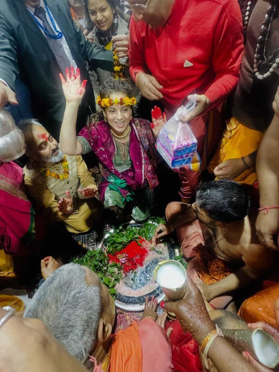 Deoghar News : बाबा बैद्यनाथ की शरण में कंगना रनौत, कहा : बाबा का दर्शन का धन्य हो गयी