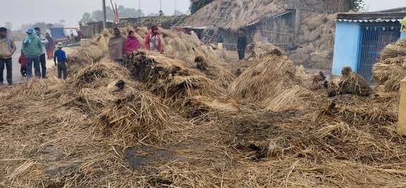 धान पुंज में लगी आग, ग्रामीणों ने किया समय रहते किया काबू