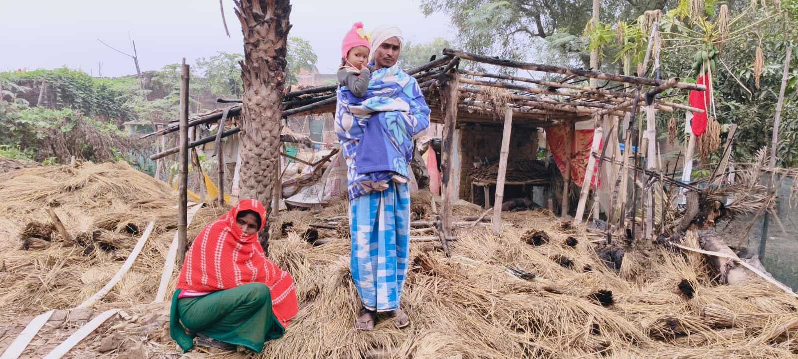 बिशनपुर में असामाजिक तत्वों ने पुआल व झोपड़ी में लगायी आग