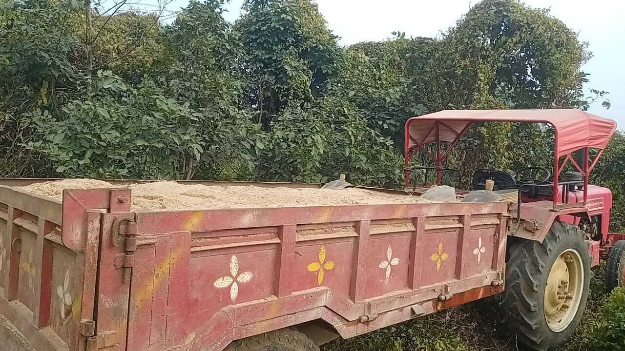 पुलिस ने अवैध बालू लोड दो ट्रैक्टरों को किया जब्त