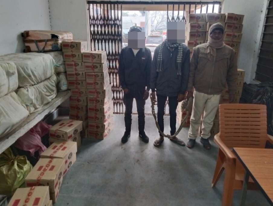 कुचायकोट में देसी शराब के साथ दो तस्कर हुए गिरफ्तार, पिकअप जब्त