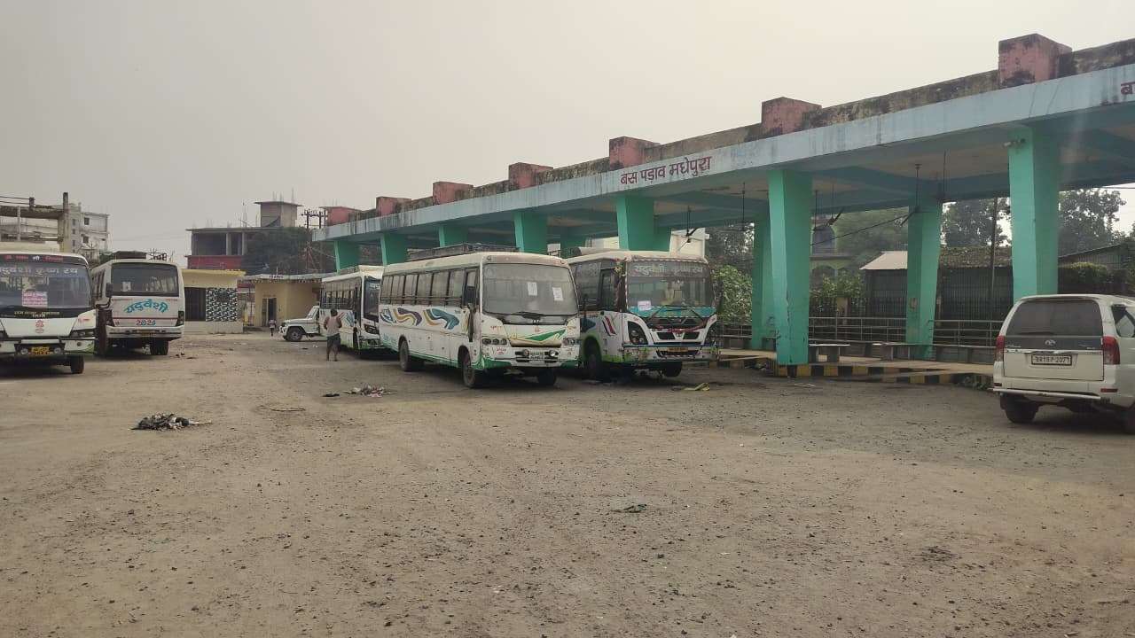 मॉडल बस स्टैंड में अव्यवस्थाओं का अंबार, असामाजिक तत्वों का बना अड्डा