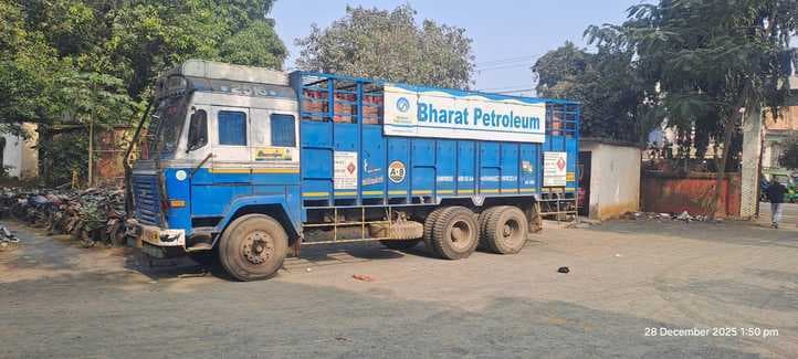 होडिंग तोड़ने वाले गैस सिलिंडर लदे ट्रक को पुलिस ने किया जब्त