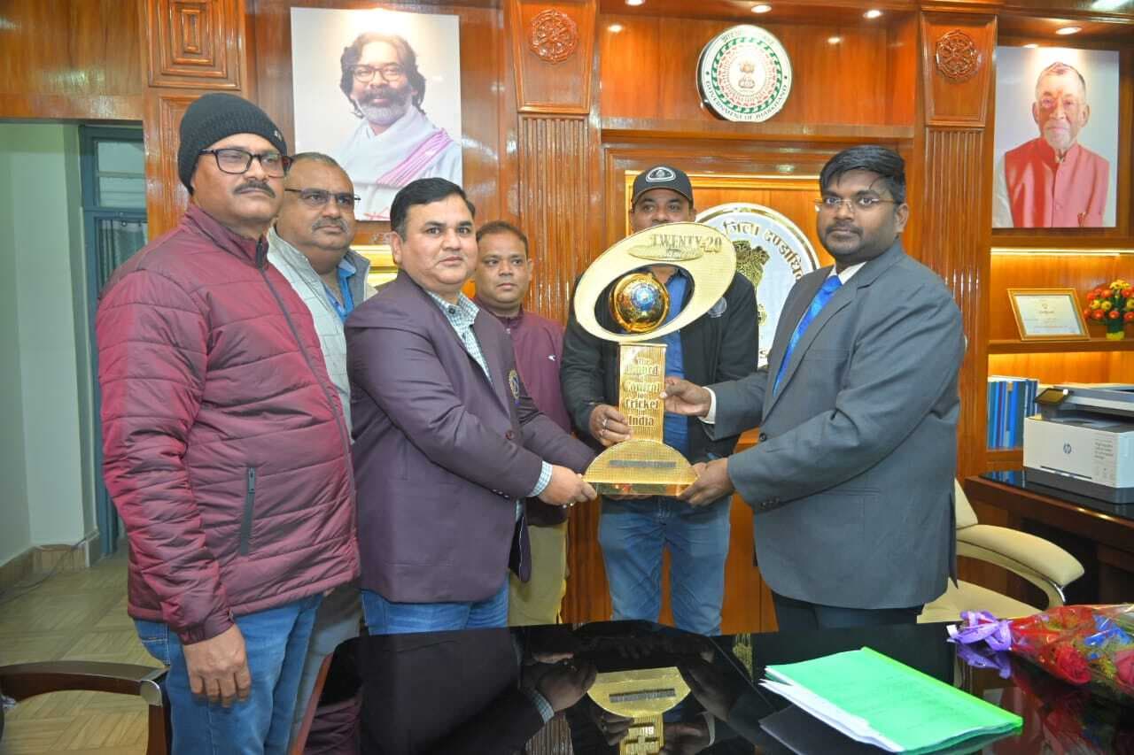 बीसीसीआइ की सैयद मुश्ताक अली ट्रॉफी पहुंची जामताड़ा, मना जश्न