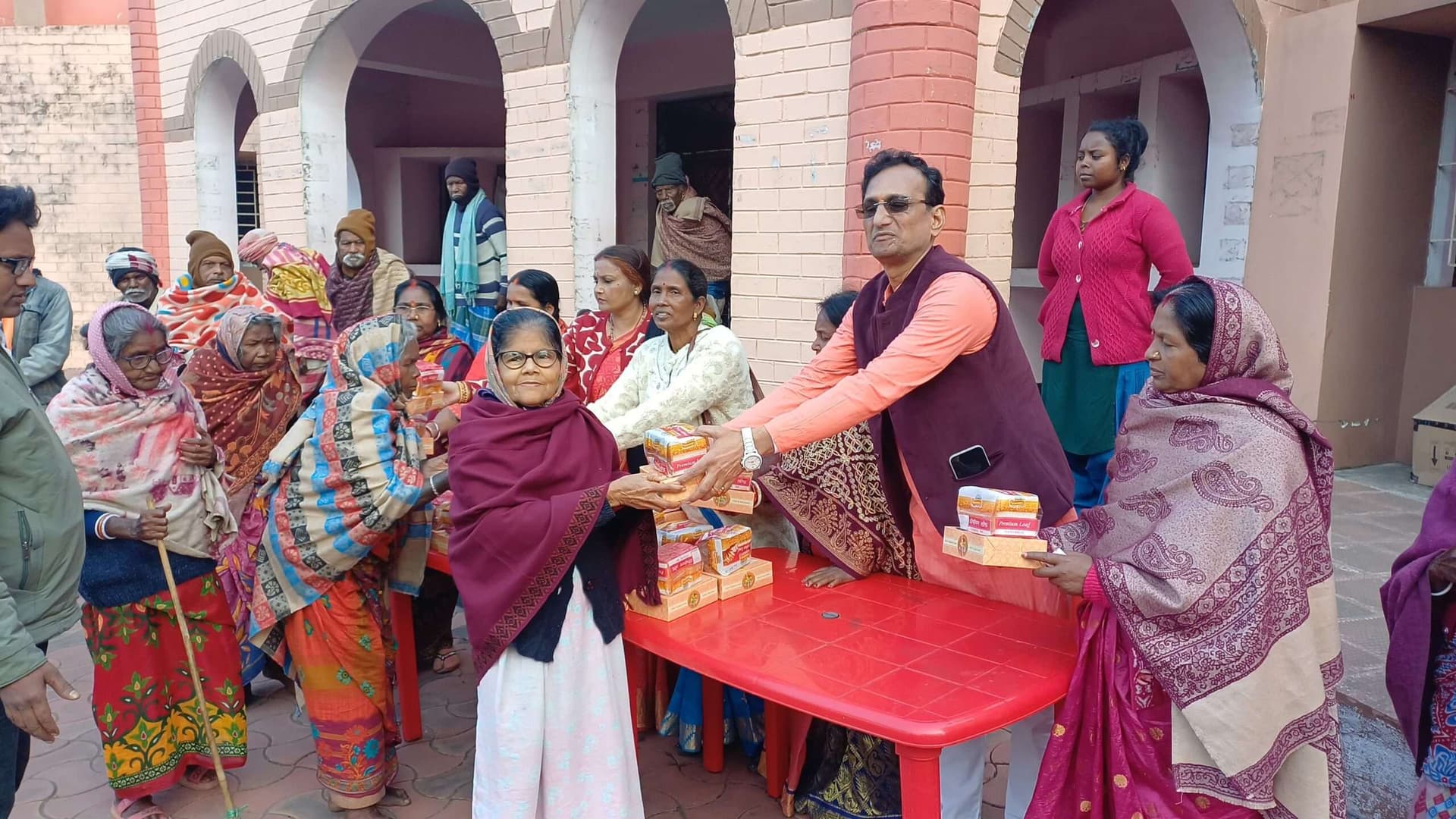 वृद्ध आश्रम में बुजुर्गों को दी गयी दैनिक उपयोग की सामग्री