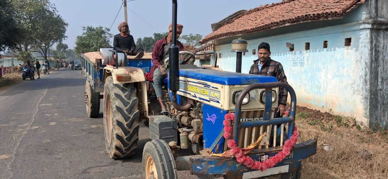 खनन विभाग नेअवैध बालू लोड दो ट्रैक्टर किया जब्त