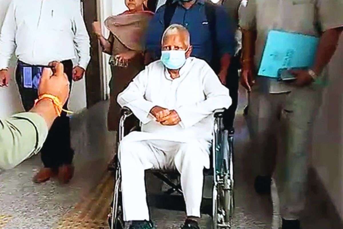 Lalu Yadav: फिर काम आई बेटी! चुपके से लालू यादव पहुंचे इस बेटी के पास… कानों कान नहीं हुई खबर