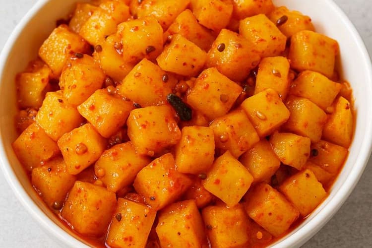 Lauki Achaar Recipe: धूप की जरूरत नहीं, घर पर ऐसे बनाएं झटपट इंस्टेंट लौकी का अचार