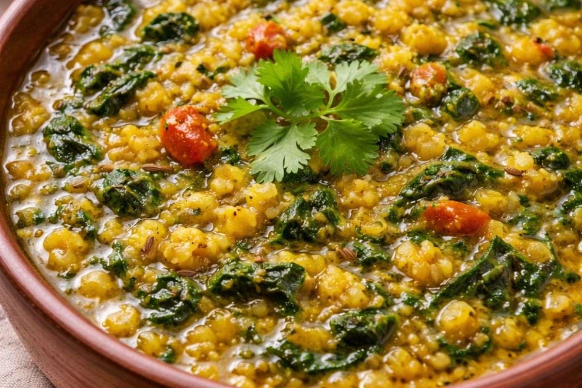 Moong Dal Palak Recipe: घर पर बनाएं स्वादिष्ट मूंग दाल पालक, बच्चों से बड़ों तक सबकी पसंद