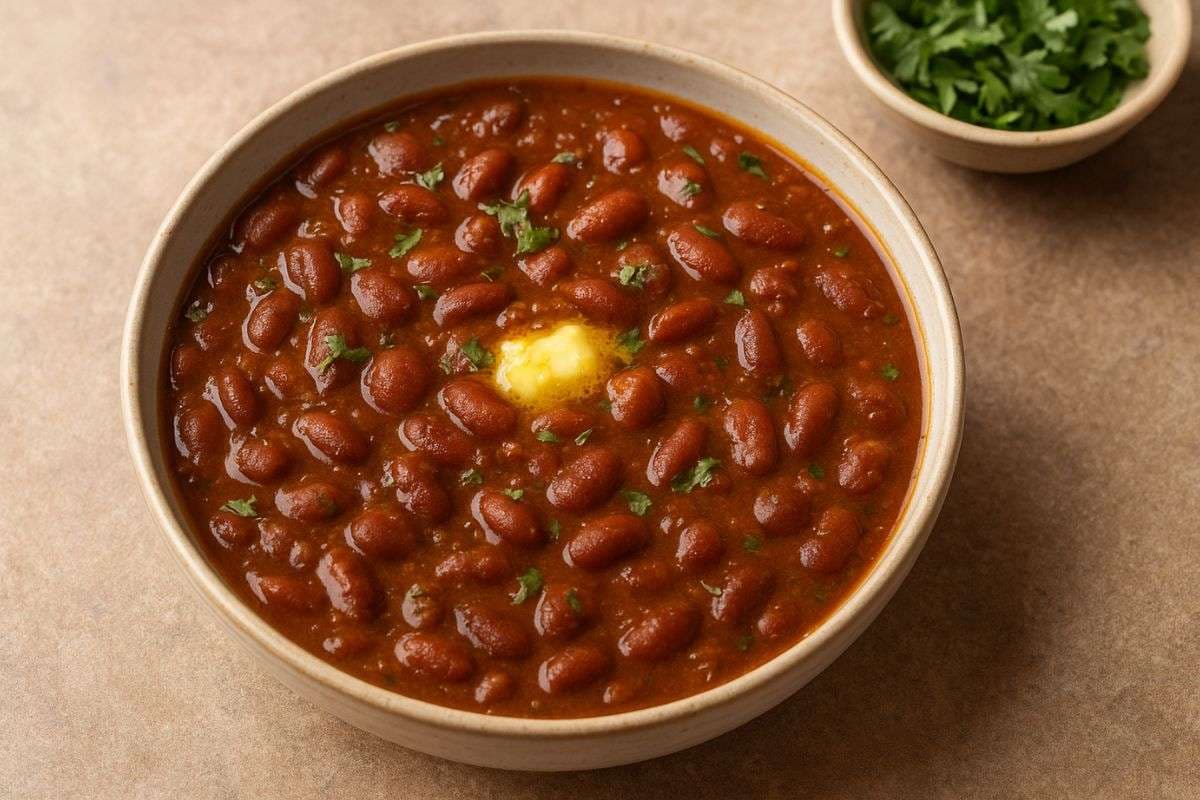 Delhi Style Rajma Recipe: घर पर बनाएं ढाबा-स्टाइल दिल्ली राजमा, स्वाद ऐसा कि उंगलियां चाटते रह जाएं मेहमान