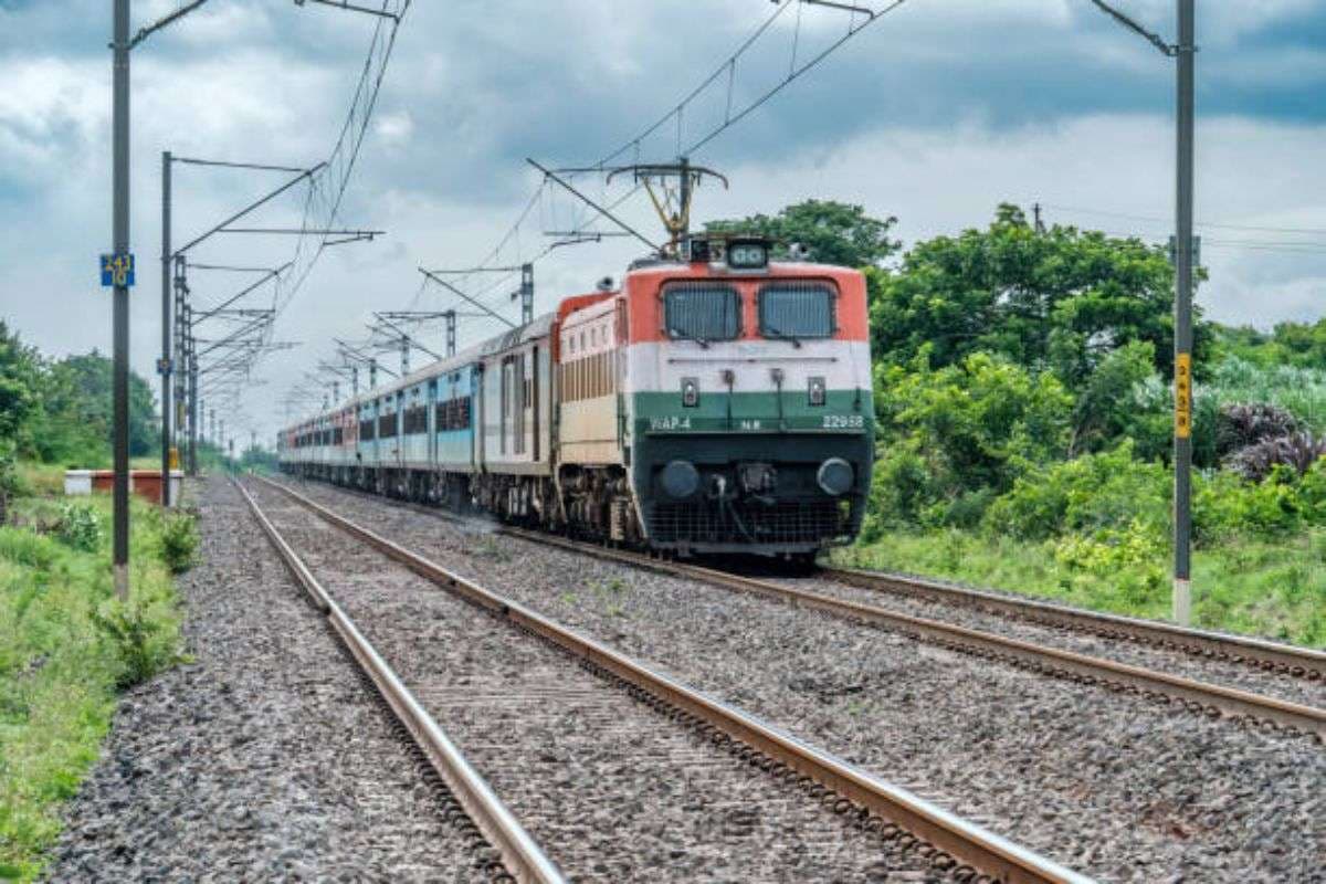 Indigo क्राइसिस के बीच रेलवे का बड़ा एलान, दरभंगा सेदिल्ली के लिए चली स्पेशल ट्रेन  