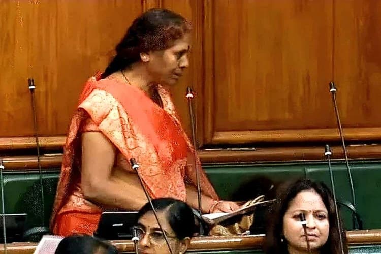 Video: 'सतत लेती हूं, विधि रखती हूं...', बिहार के बाहुबली की विधायक पत्नी शपथ लेने में कई बार अटकीं