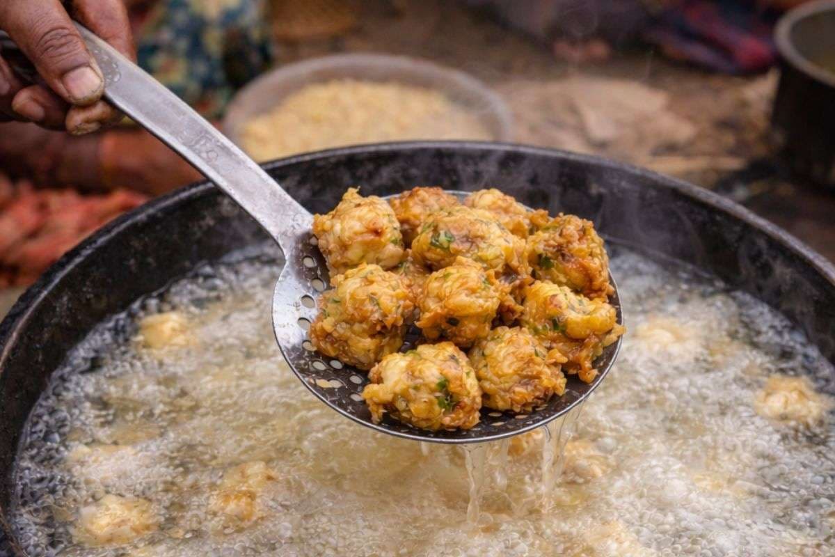 क्या आपने कभी खाए हैं पानी में तले पकौड़े? जानिए असुर जनजाति का अनोखा तरीका