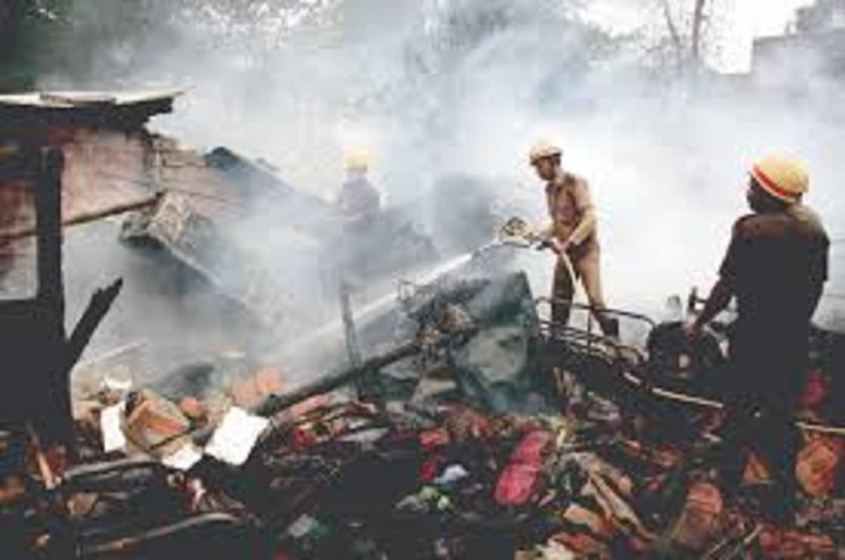 काली राख में जली हुई चमड़ी की गंध, आनंदपुर के गोदाम में कुछ नहीं बचा