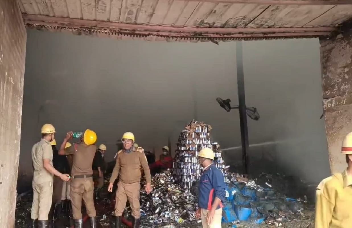 आनंदपुर अग्निकांड: 12 घंटे बाद भी उठ रहा धुंआ, लापता लोगों की संख्या बढ़कर 16 हुई