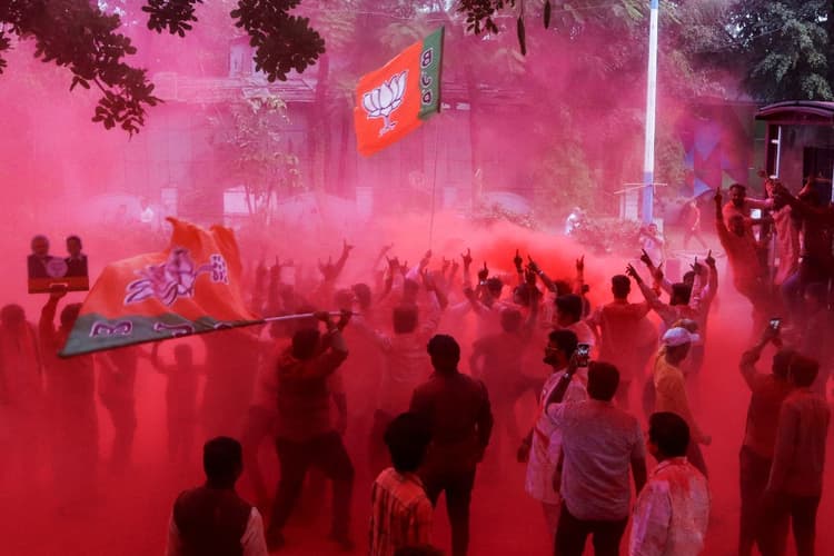 अपने कामकाज की बदौलत गुजरात, पश्चिम बंगाल और बिहार में सत्तारूढ़ गठबंधन ने लगातार अपनी सत्ता बनाये रखी है