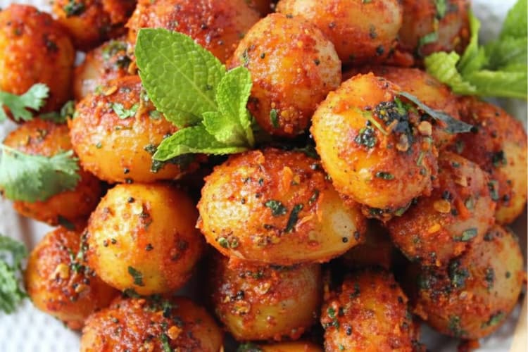Baby Potato Fry Recipe: खाते ही रह जाएंगे खाने वाले – एक बार ज़रूर बनाएं ये चटपटे बेबी पोटैटो फ्राई