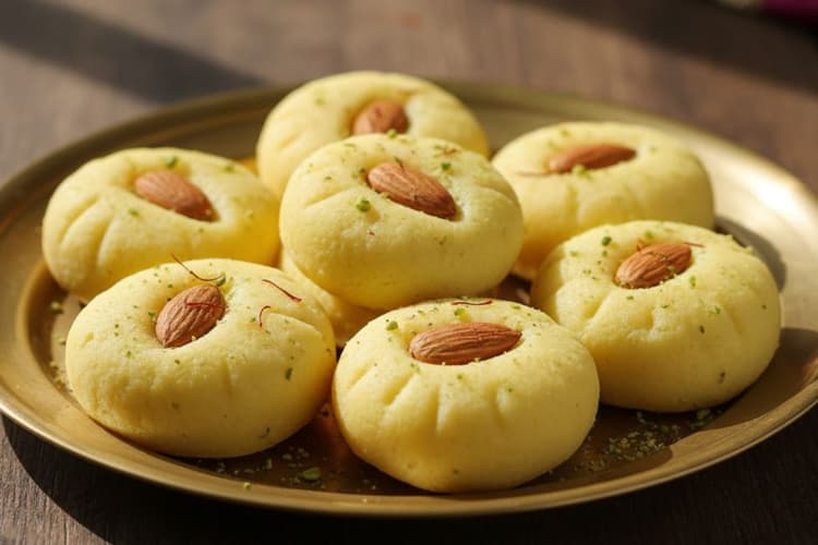 Badam Peda Recipe: घर पर बनाएं बाजार जैसा बादाम पेड़ा, स्वाद और सेहत दोनों मिलेगा भरपूर