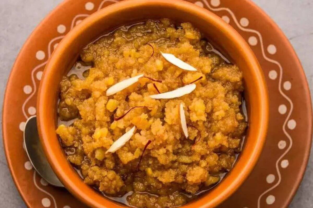 Besan Halwa Recipe: इस देसी तरीके से बनाएं स्वादिष्ट बेसन का हलवा, खाने वाले चट कर जाएंगे पूरी कटोरी
