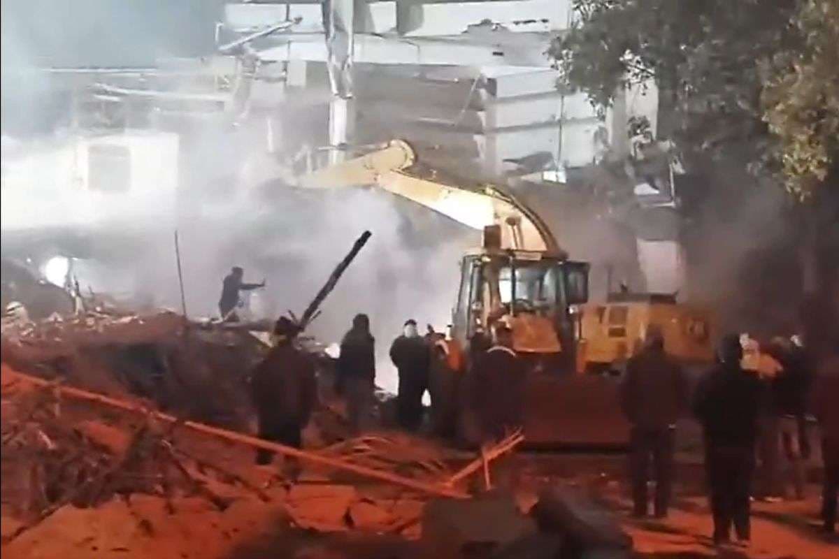 दिल्ली में आधी रात बुलडोजर एक्शन, मस्जिद के पास अतिक्रमण रोधी अभियान के दौरान हिंसा, 10 लोगों को हिरासत में लिया गया