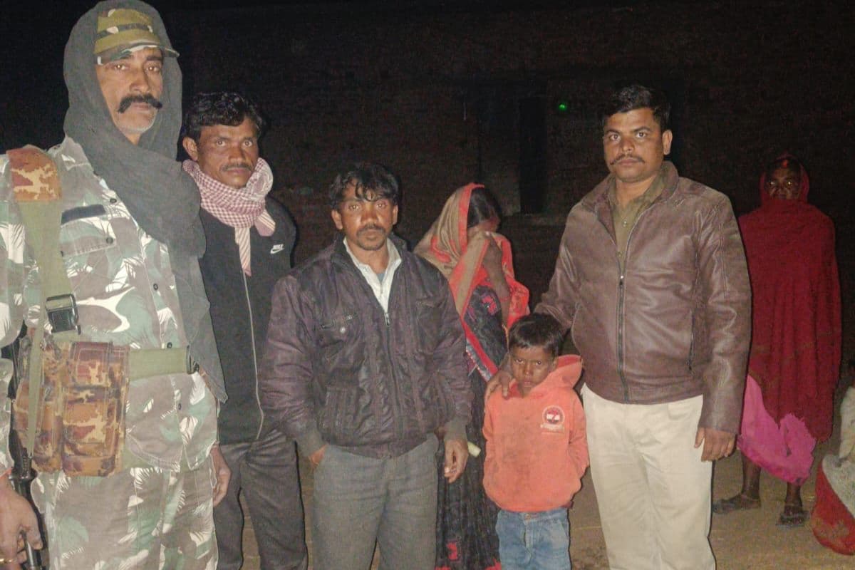 बच्चे को उसके परिजनों को सौंपते पुलिस अधिकारी