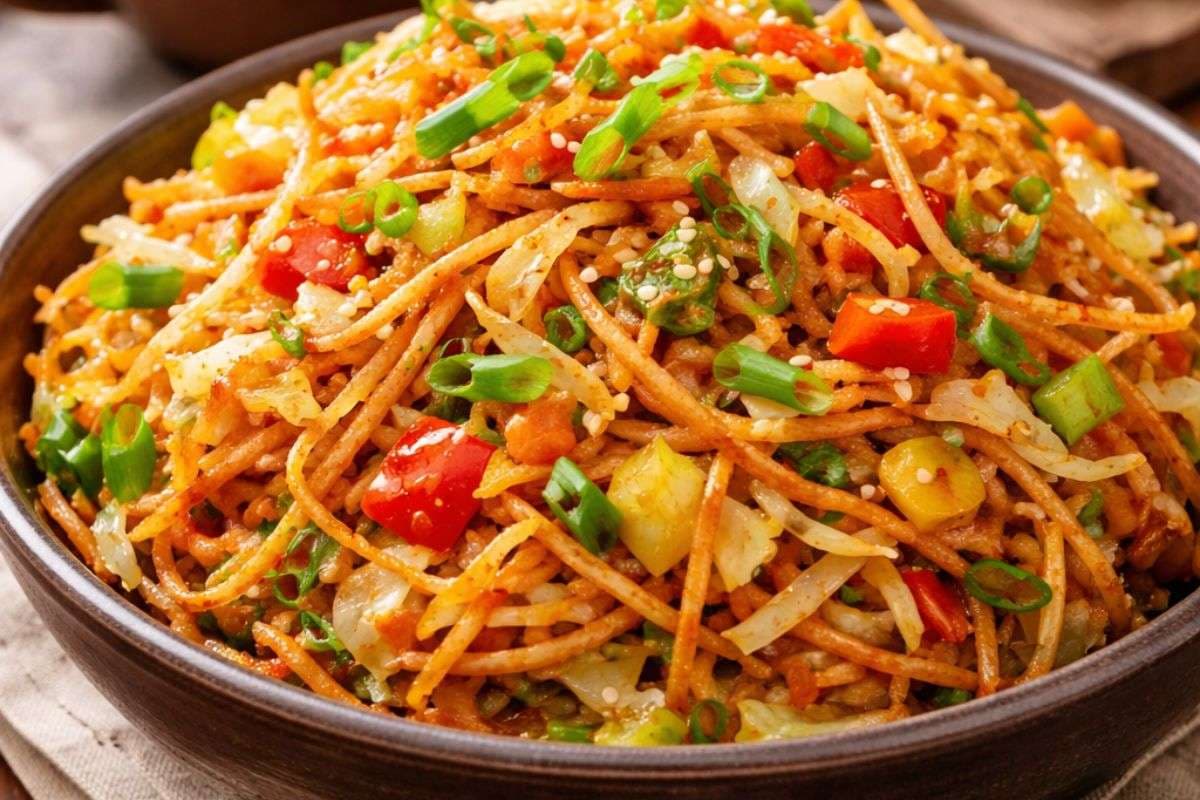 ठंड की शाम में पकौड़े-समोसे से हो गये बोर? 10 मिनट में बनाएं चाइनीज भेल, स्वाद ऐसा कि शाम का मूड बन जाए